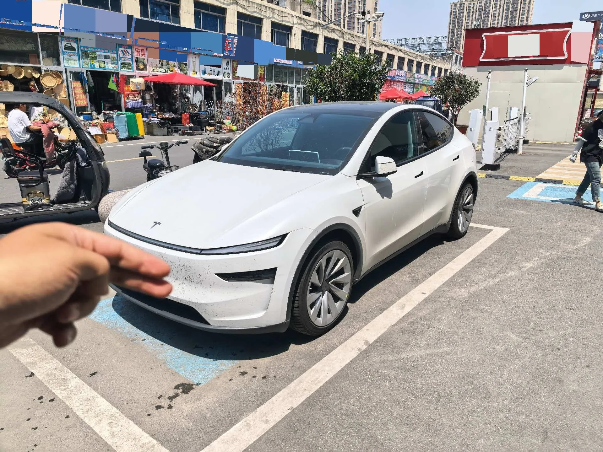 Tesla 2025 Model Y Rear-Wheel Drive Automatic