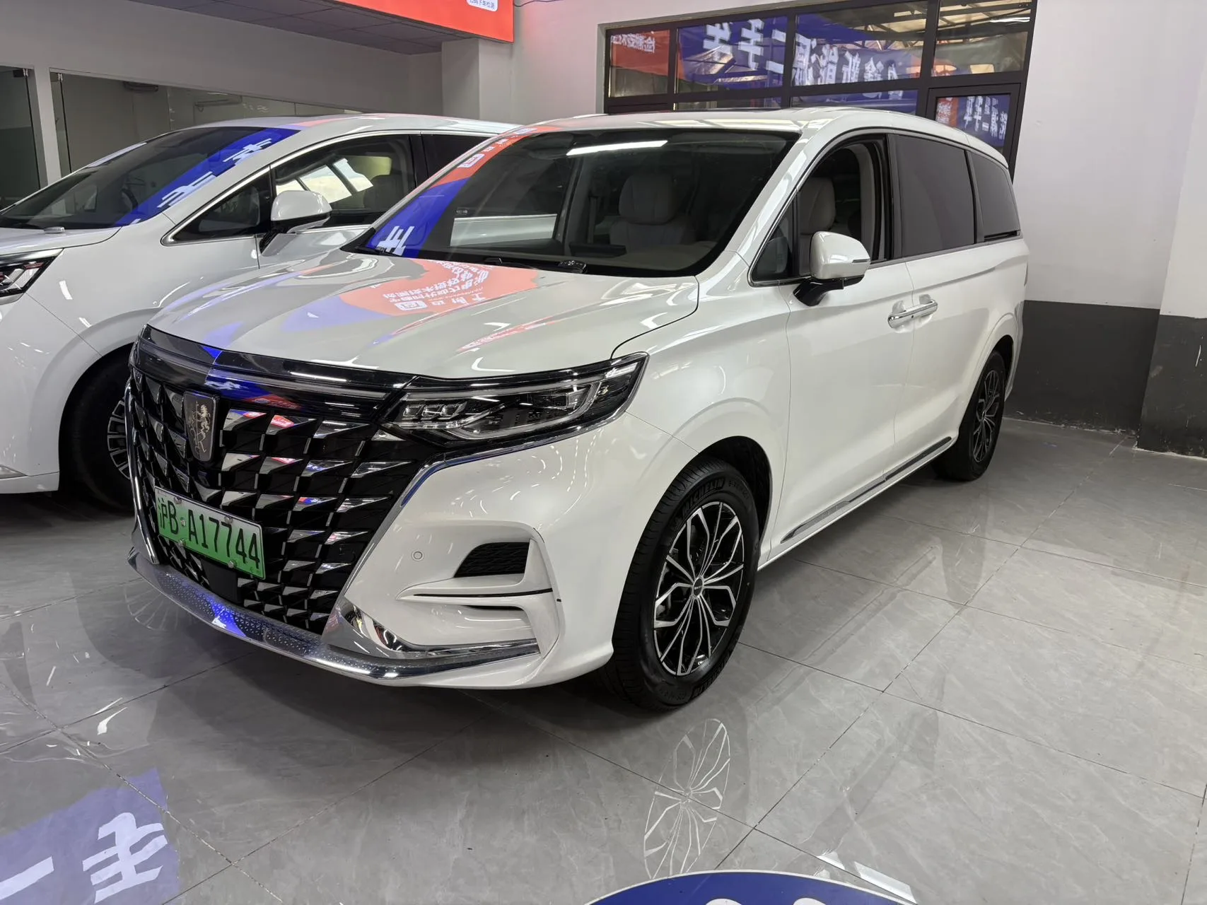 2022 Roewe iMAX8 EV First Class Titanium Edition