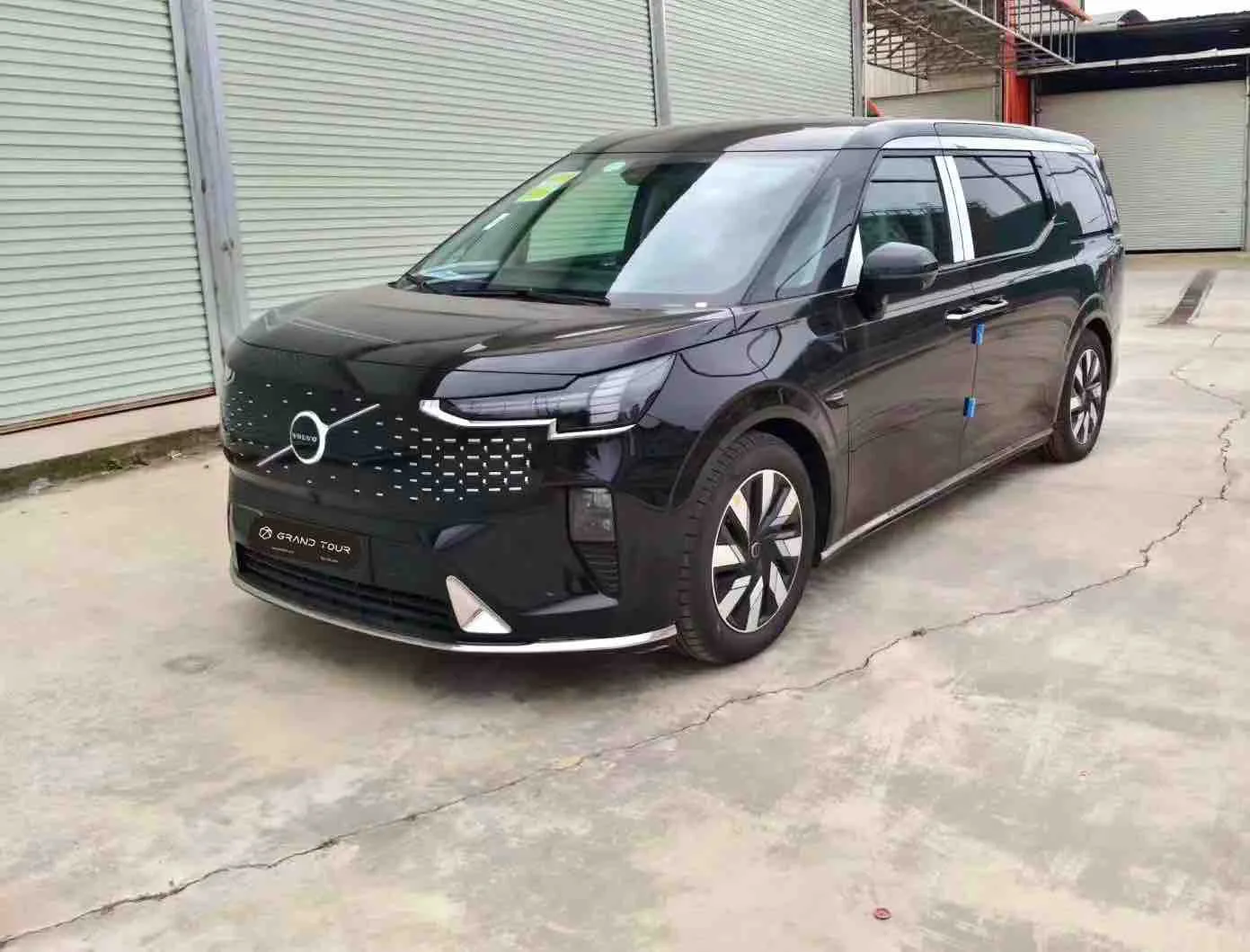 Volvo EM90 2025 Ultra 6-seater