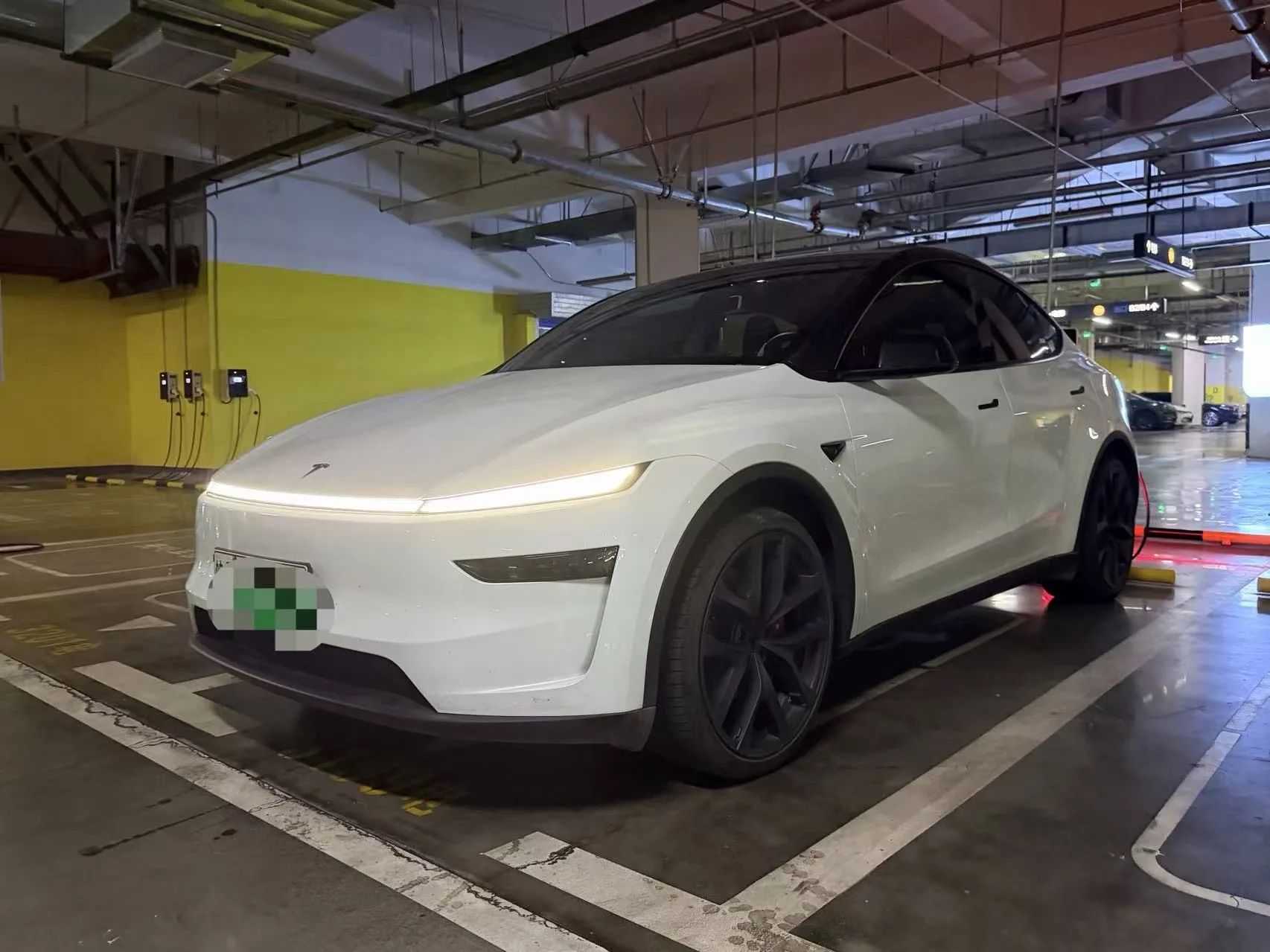 Tesla 2025 Model Y Rear-Wheel Drive Automatic