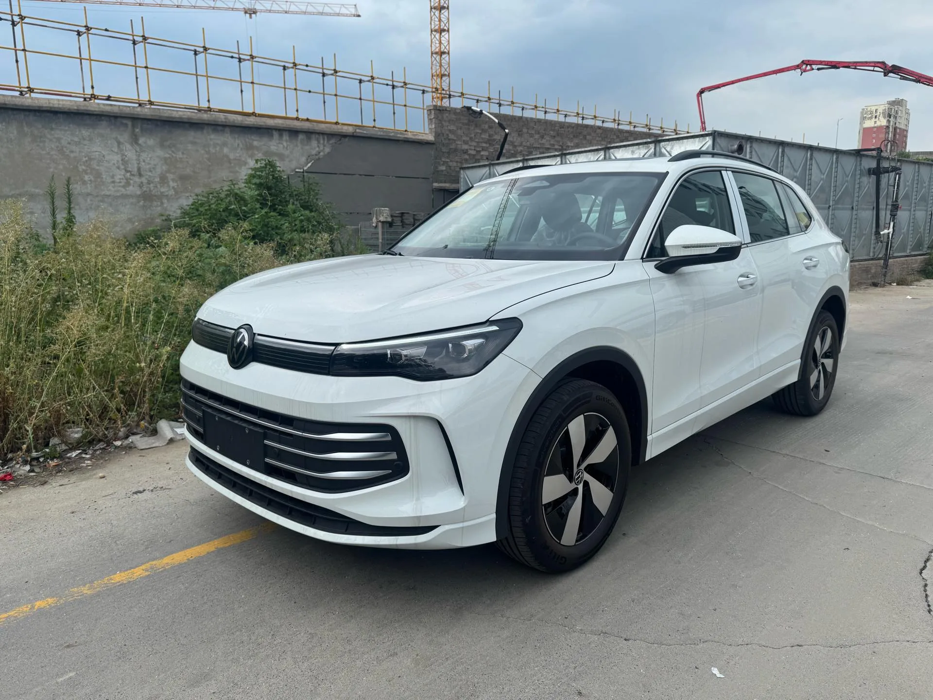 Volkswagen 2026 Tiguan L PRO 1.5TSI 300TSI Front-Wheel Drive "Smart Enjoy" Edition, Automatic Transmission