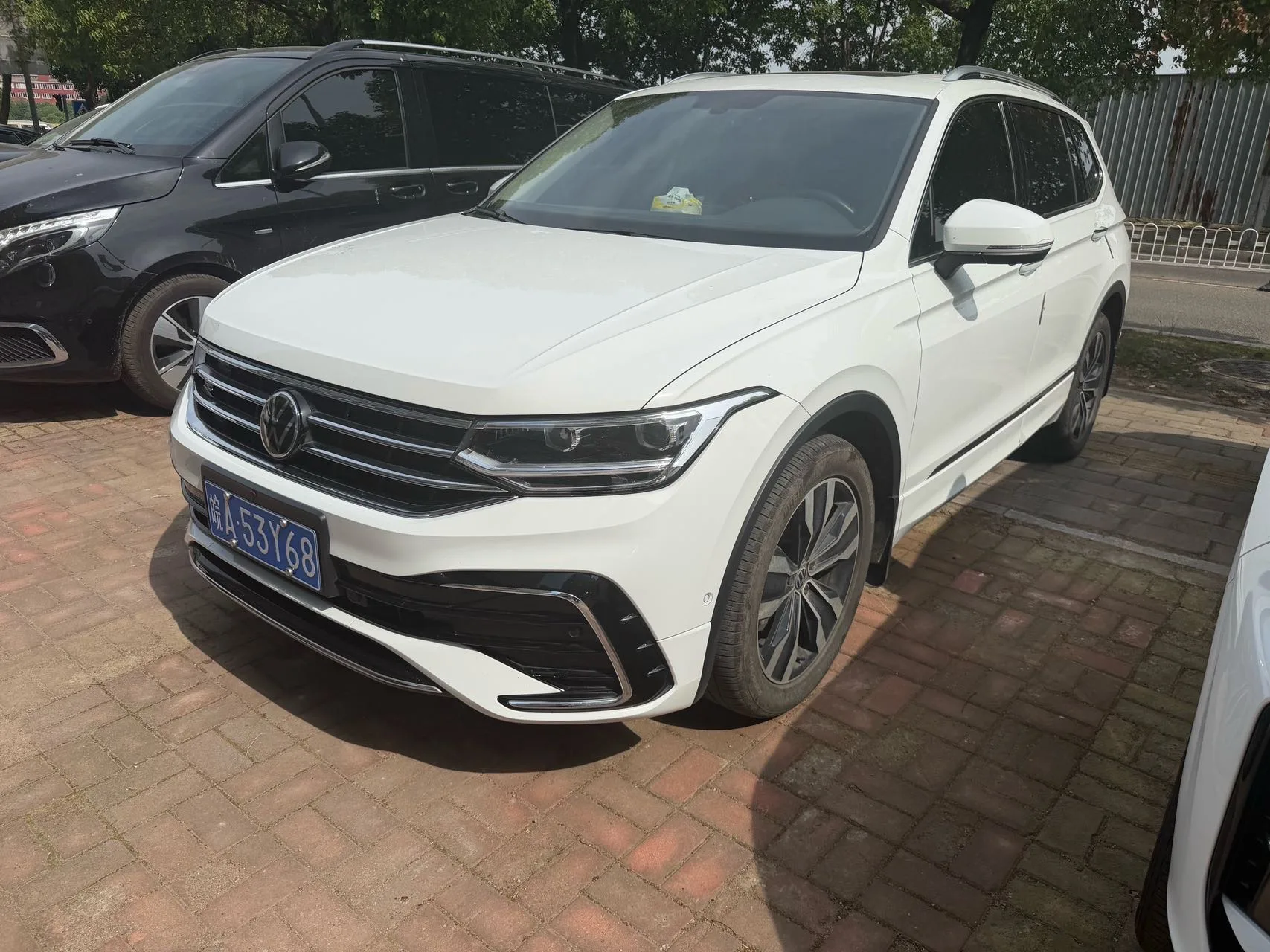 Volkswagen 2025 Tiguan L R-Line 2.0 TSI 330 TSI Premium Edition, Front-Wheel Drive R-Line Dragon Glory Edition, Automatic Transmission