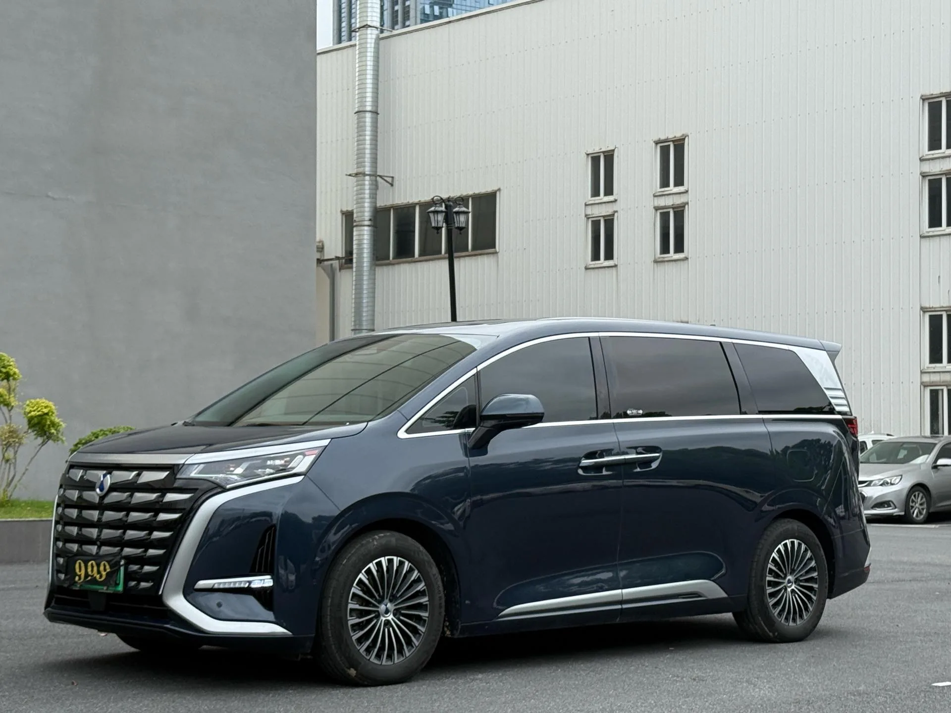 Denza D9 2022 DM-i 970 AWD Flagship Edition