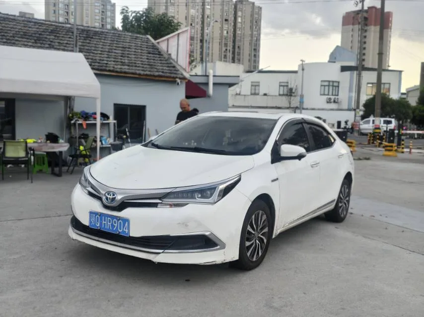 2017 Тойота Corolla Гибридный 1,8 l E-CVT Лидерство Версия (Подтяжка лица)