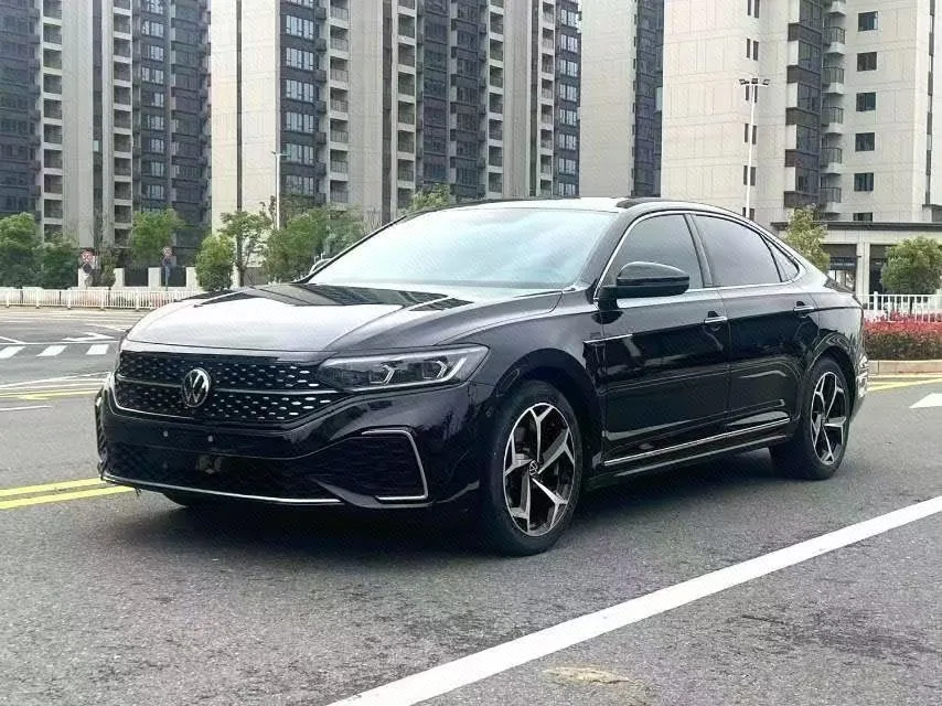 Volkswagen 2023 Passat 2.0TSI 330TSI Starlight Luxury Edition (Facelift) Automatic Transmission