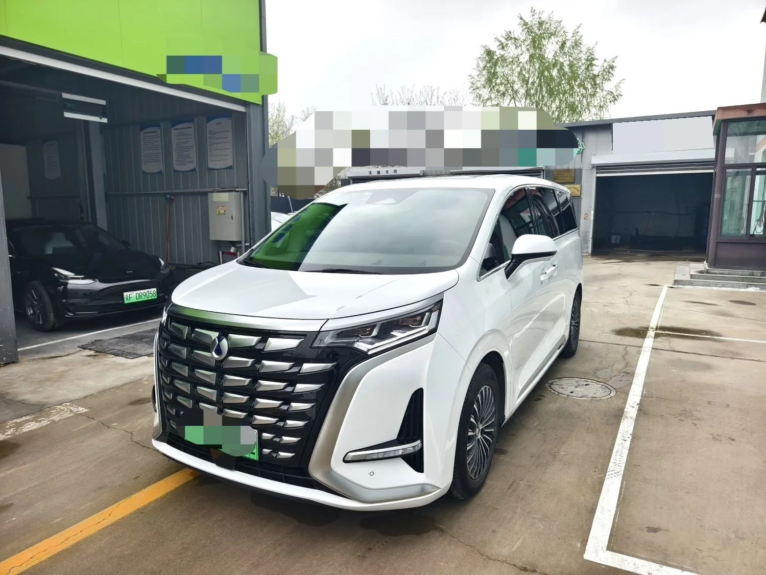 Denza D9 2022 DM-i 970 4WD Premium Edition