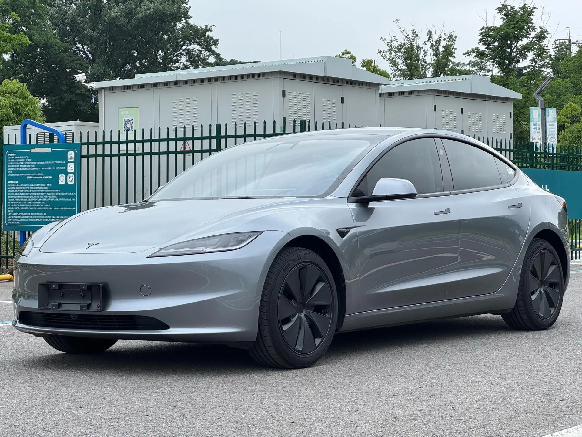 特斯拉 2025 模型 3 后轮 驾驶 （整容手术） 自动的