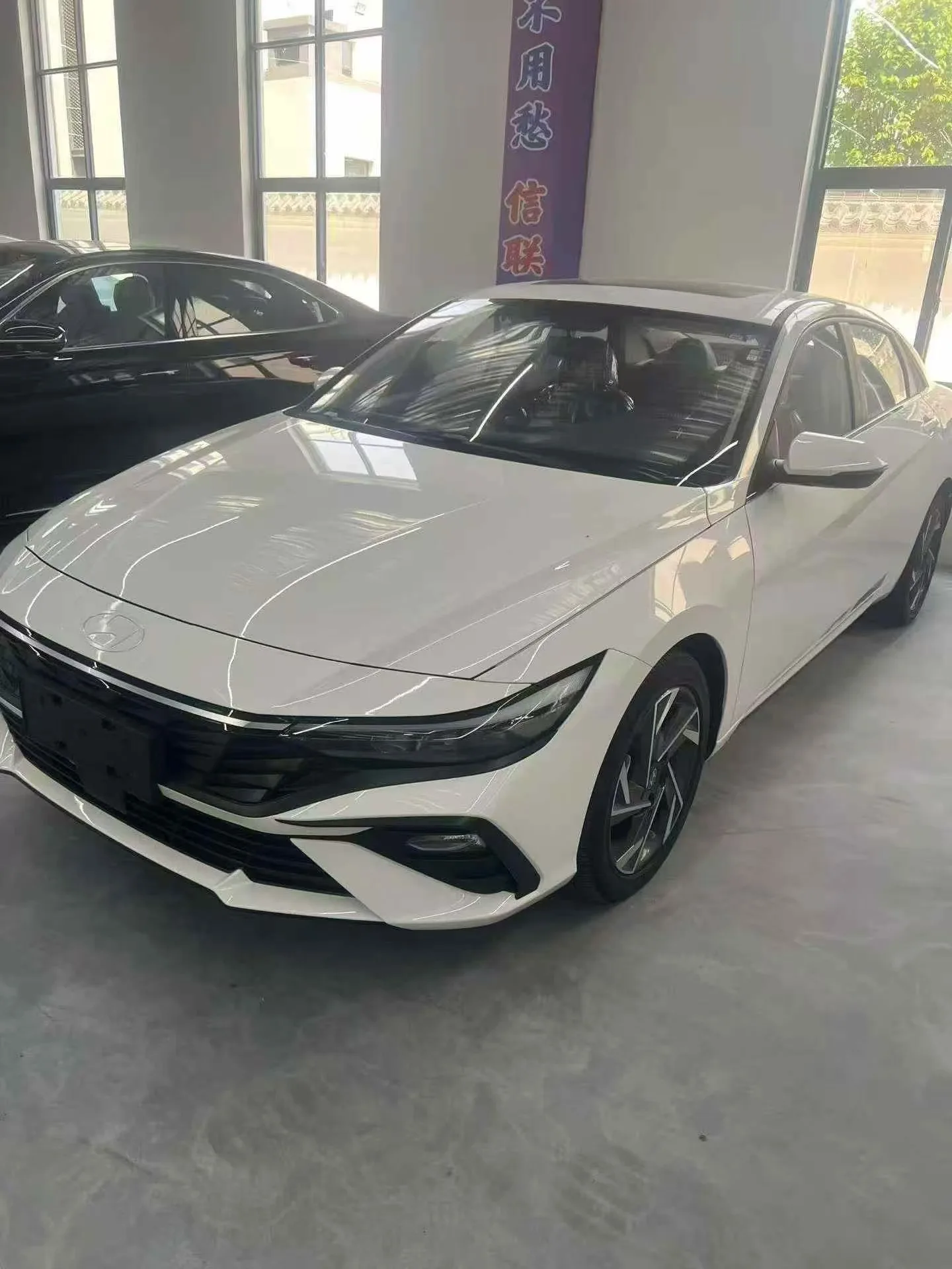 Hyundai Elantra 2021 1.5L CVT LUX Premium Edition