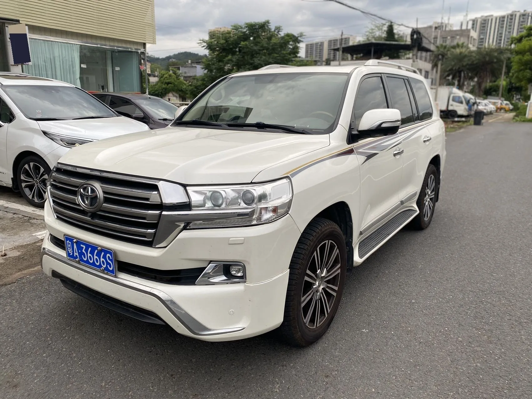 Land Cruiser (Imported) 2015 Model Year 4.6L V8 Middle East Limited Edition