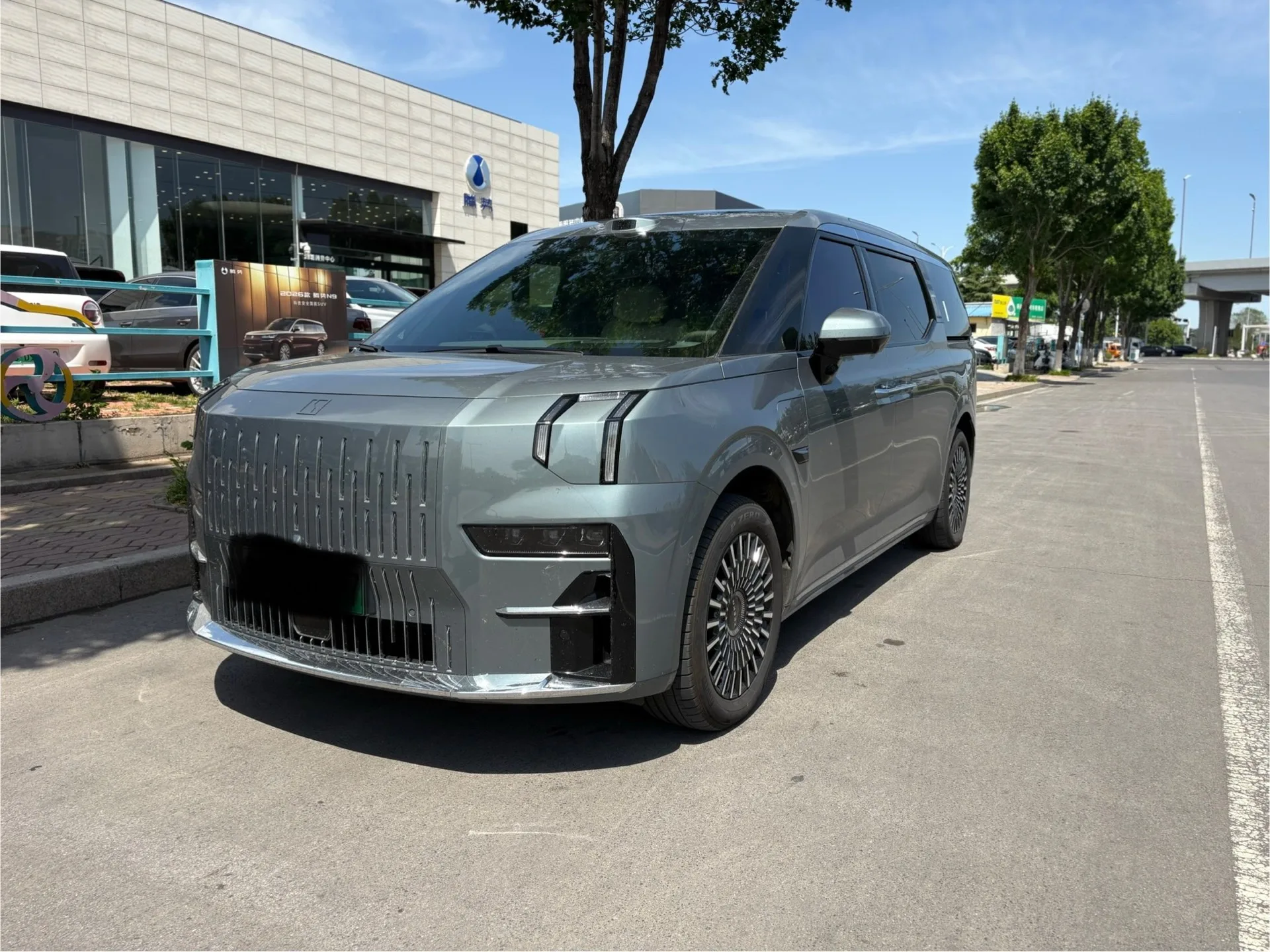 Zeekr 009 2024 Model Year, 7-Seater with Center Console, AWD, 108kWh