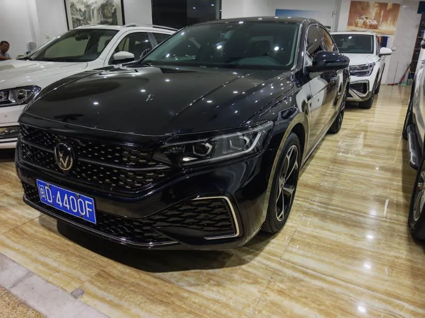 Volkswagen 2024 Passat 2.0 TSI 380 TSI Starlight Luxury Edition, Automatic Transmission