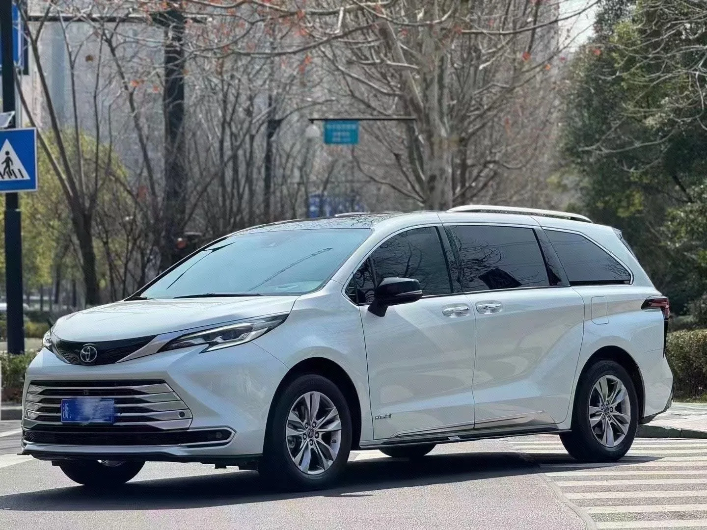 Toyota 2023 Sienna 2.5 CVT Platinum Edition Automatic