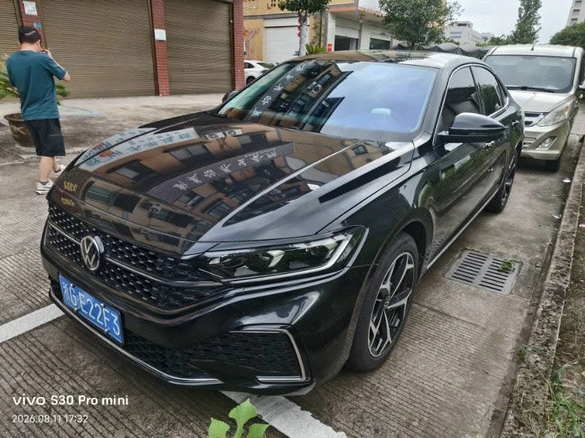 Volkswagen 2026 Passat 2.0TSI 330TSI Outstanding Edition Starry Sky Elite Version Automatic Transmission