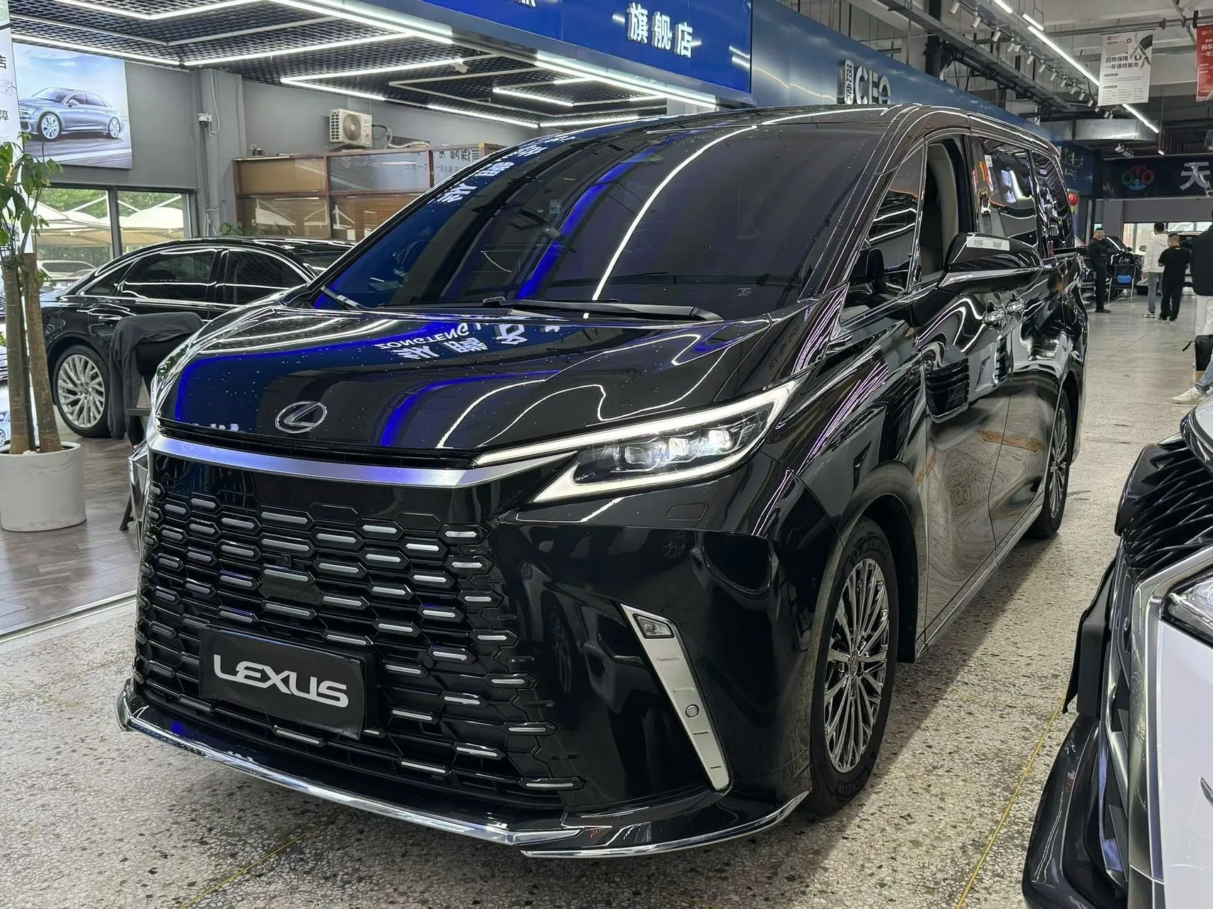 Lexus LM 2023 500h Six-Seat Premium Edition