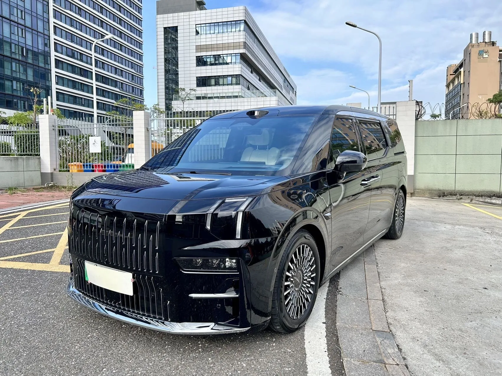 Zeekr 009 2024 Model Year, 7-Seater with Center Console, AWD, 108kWh