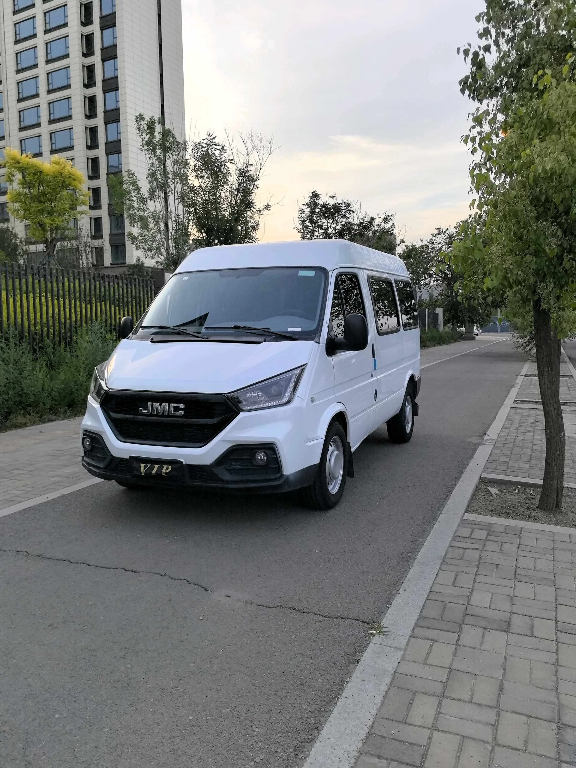Jiangling 2021 Teshun 2.8T Space King Golden Bull Edition Short Wheelbase Mid-High Roof 6-Seater Diesel Manual Transmission