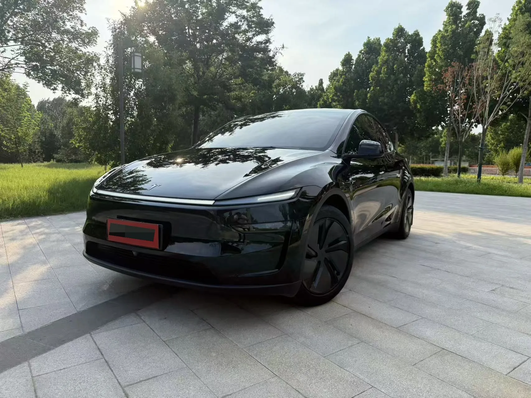 Tesla 2025 Model Y Rear-Wheel Drive Automatic
