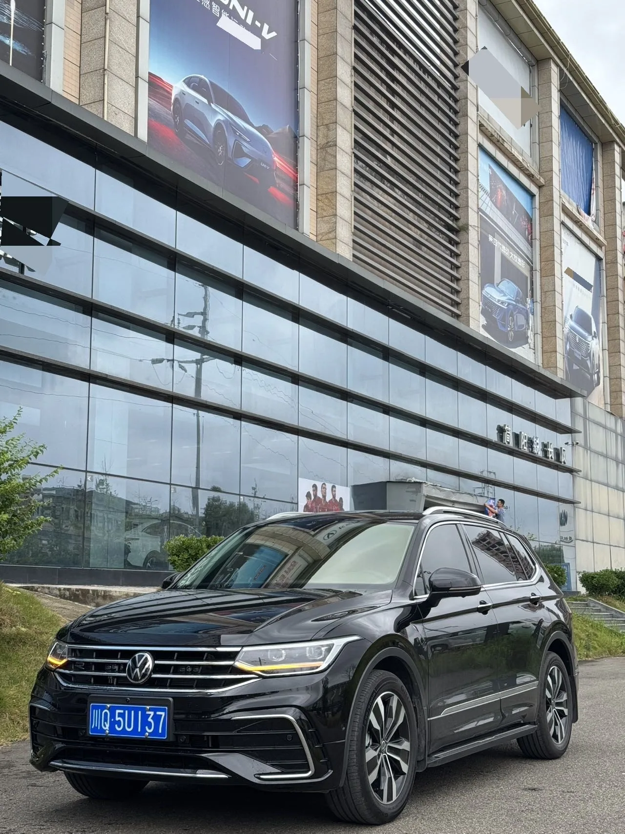 Volkswagen 2025 Tiguan L R-Line 2.0 TSI 330 TSI Premium Edition, Front-Wheel Drive R-Line Dragon Glory Edition, Automatic Transmission
