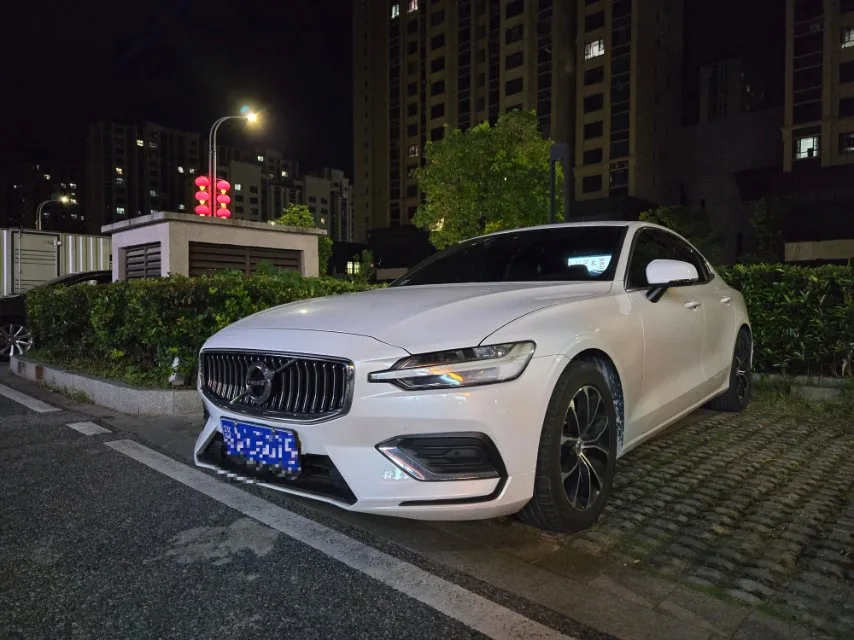 2022 Volvo S60 B4 Smart Comfort Luxury Edition