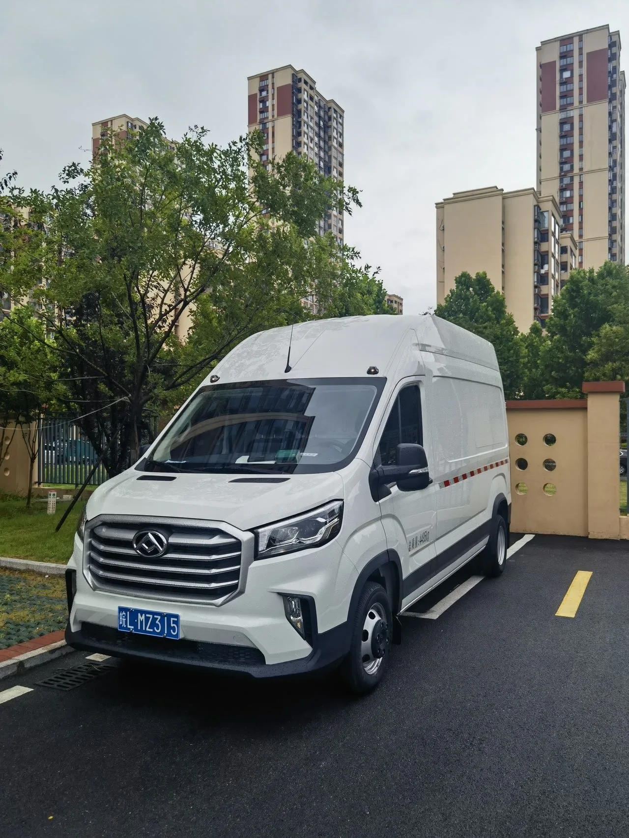 Xintu V90 2024 Model Year, Smart Transport Edition, 2.0T Manual Rear-Wheel Drive, Extended Wheelbase, High Roof, Dual Rear Tires, 3-Seater