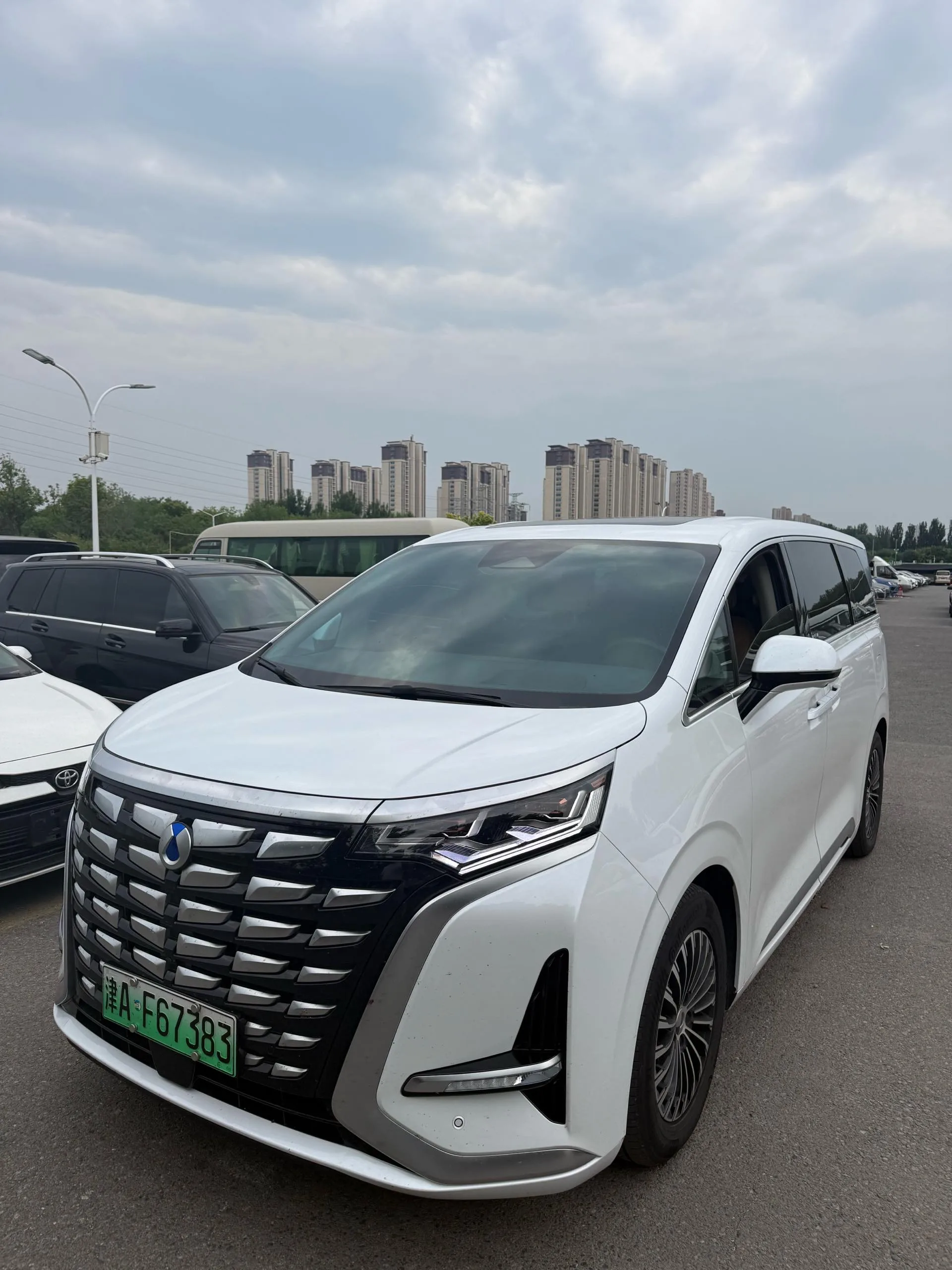 Denza D9 2022 DM-i 970 4WD Premium Edition