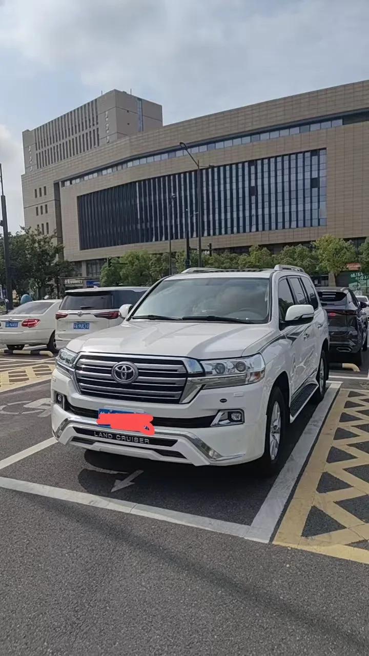 Land Cruiser (Imported) 2015 Model Year 4.6L V8 Middle East Limited Edition