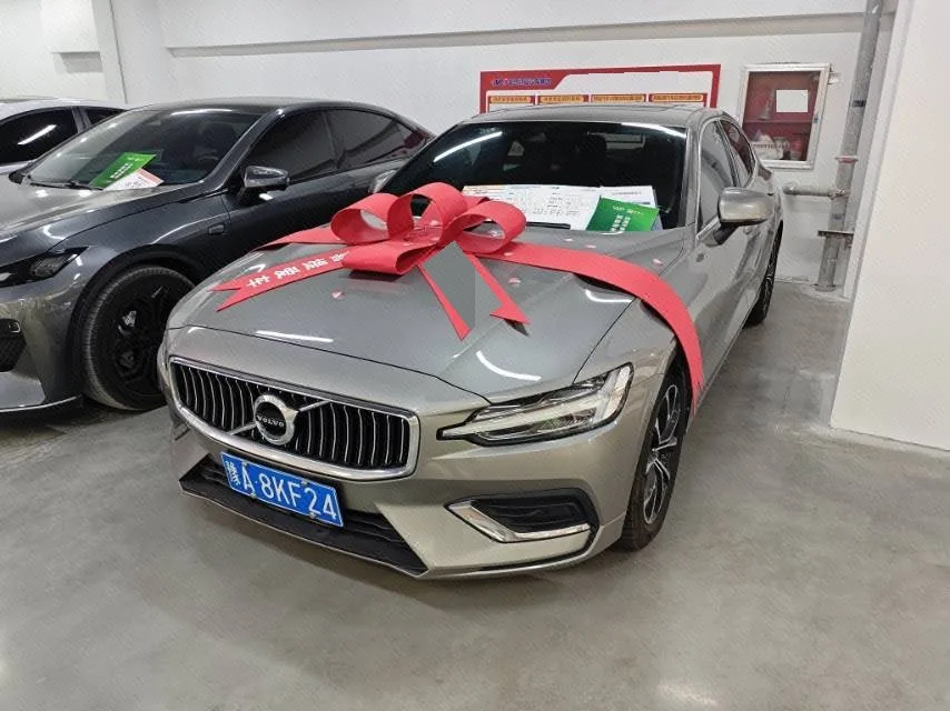 2022 Volvo S60 B4 Smart Comfort Luxury Edition
