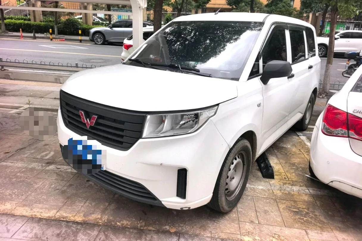 Wuling 2021 Hongguang PLUS 1.5 Commercial Edition Standard 7-Seater Manual Transmission