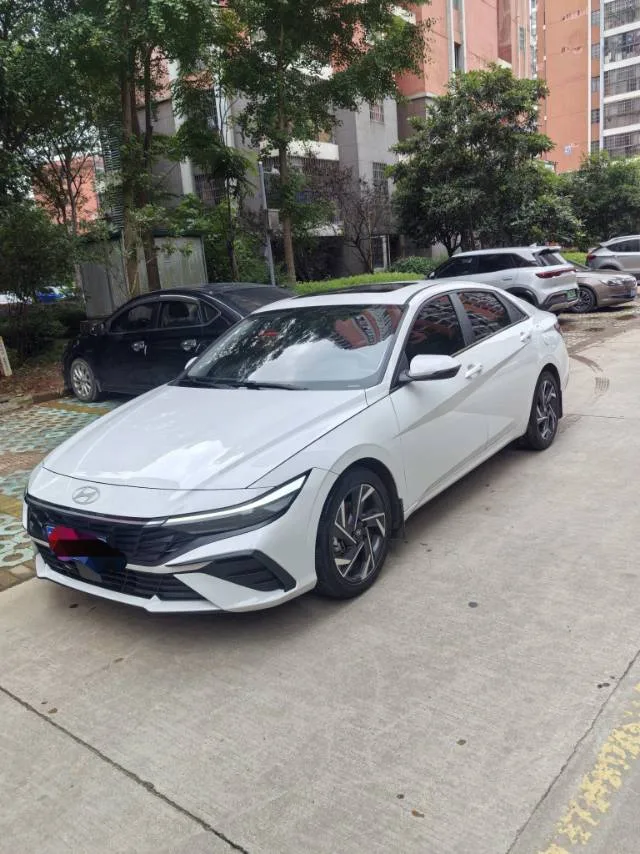 Hyundai Elantra 2023 1.5L CVT LUX Premium Edition
