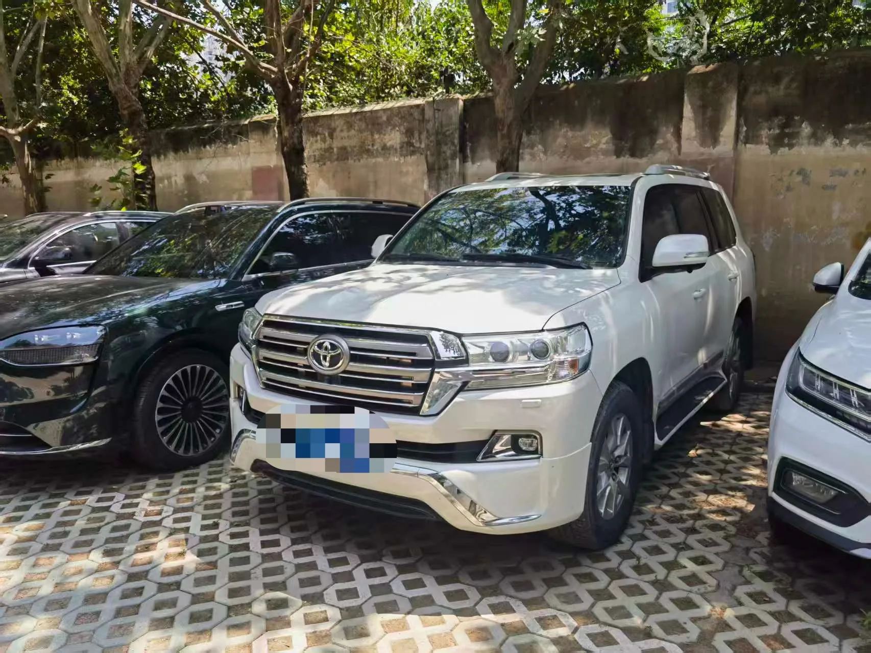 Land Cruiser (Imported) 2015 Model Year 4.0L V6 Middle East Limited Edition