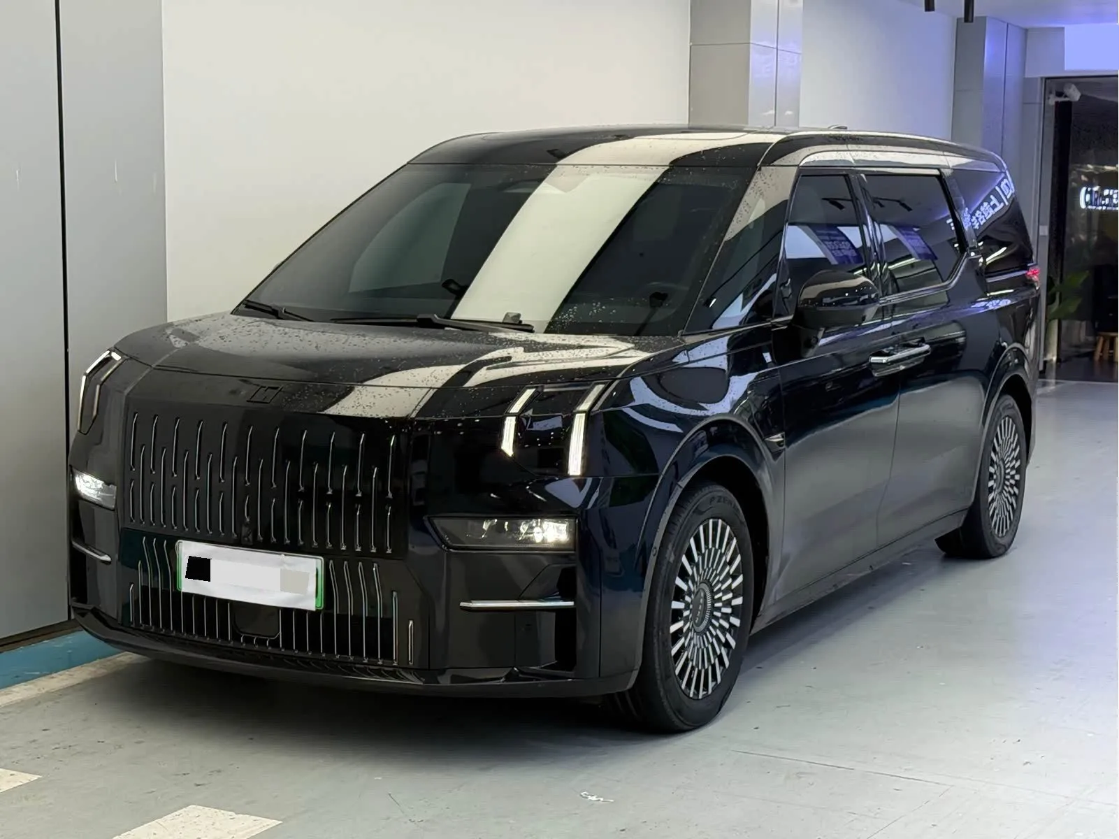 Zeekr 009 2024 Model Year, 7-Seater with Center Console, AWD, 108kWh