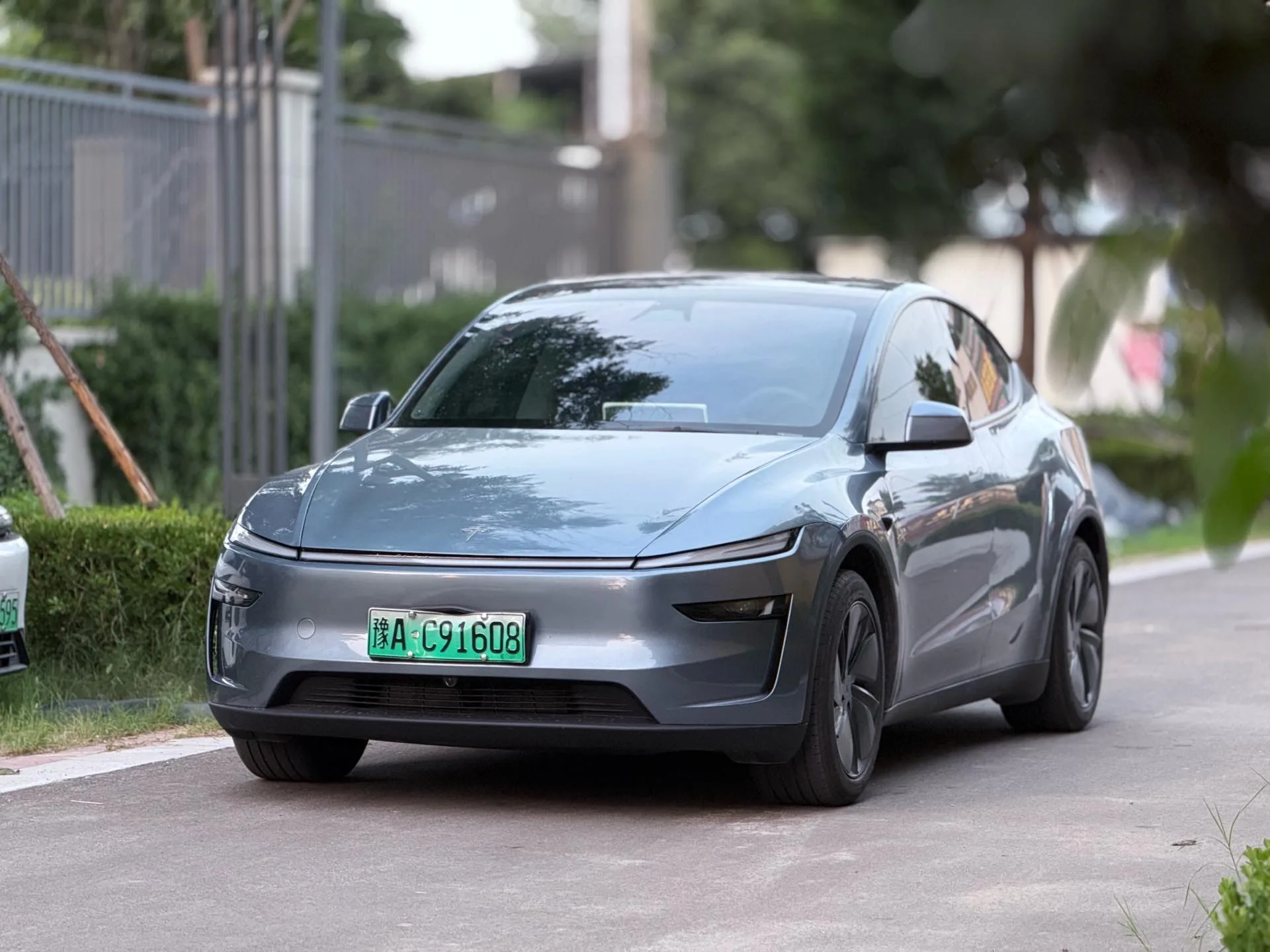 Tesla 2025 Model Y Rear-Wheel Drive Automatic
