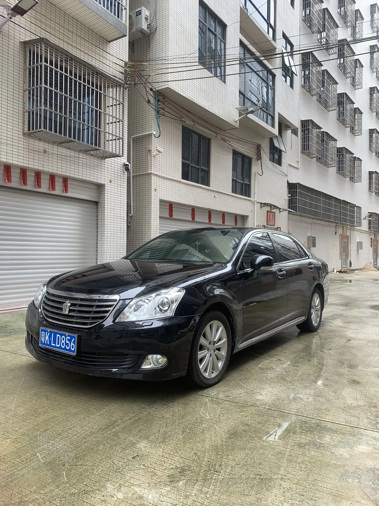 Crown 2010 Model Year 2.5L Royal Leather Sunroof Edition