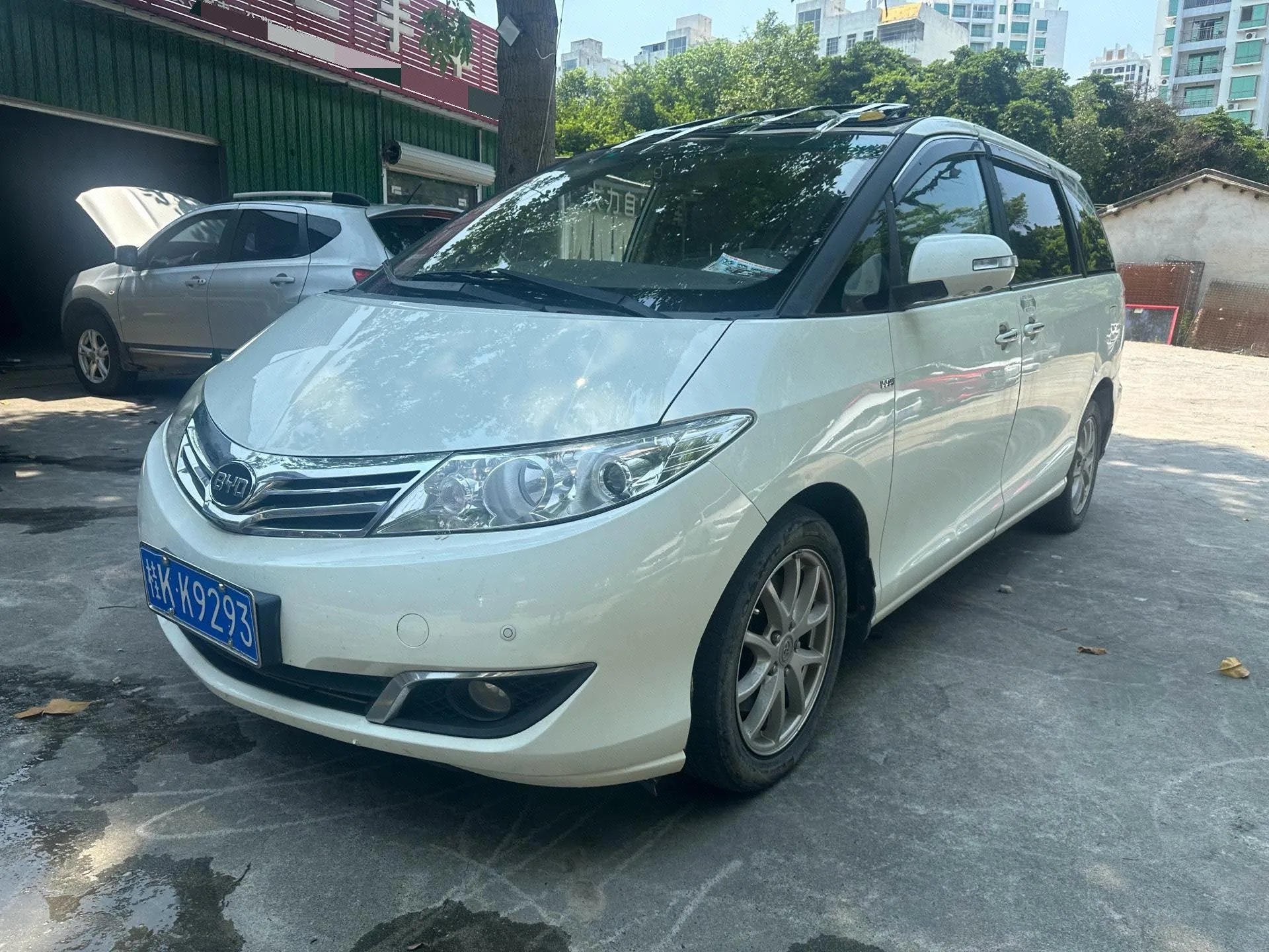 BYD M6 2013 Model Year 2.4L Automatic Premium Edition