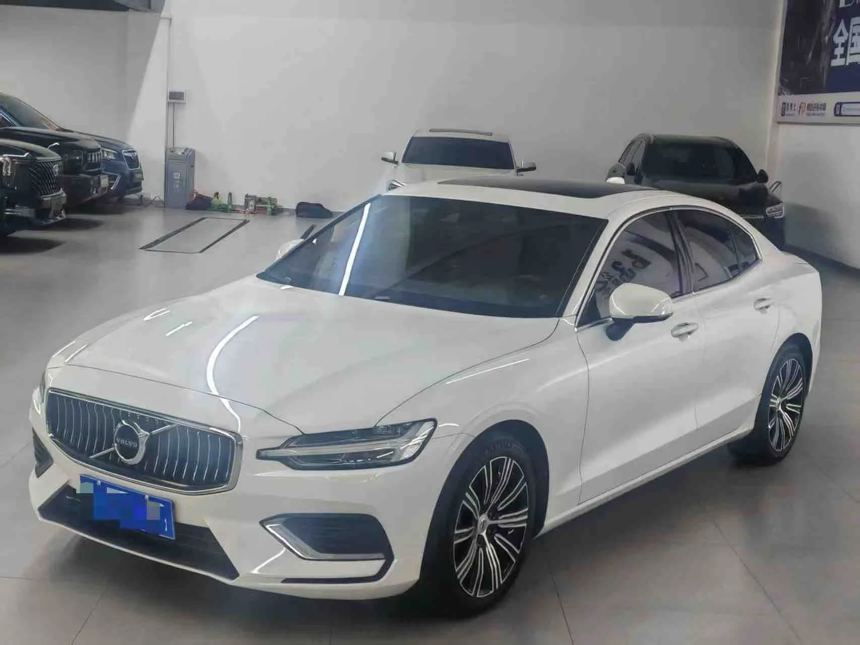 2022 Volvo S60 B4 Smart Long-Range Luxury Edition