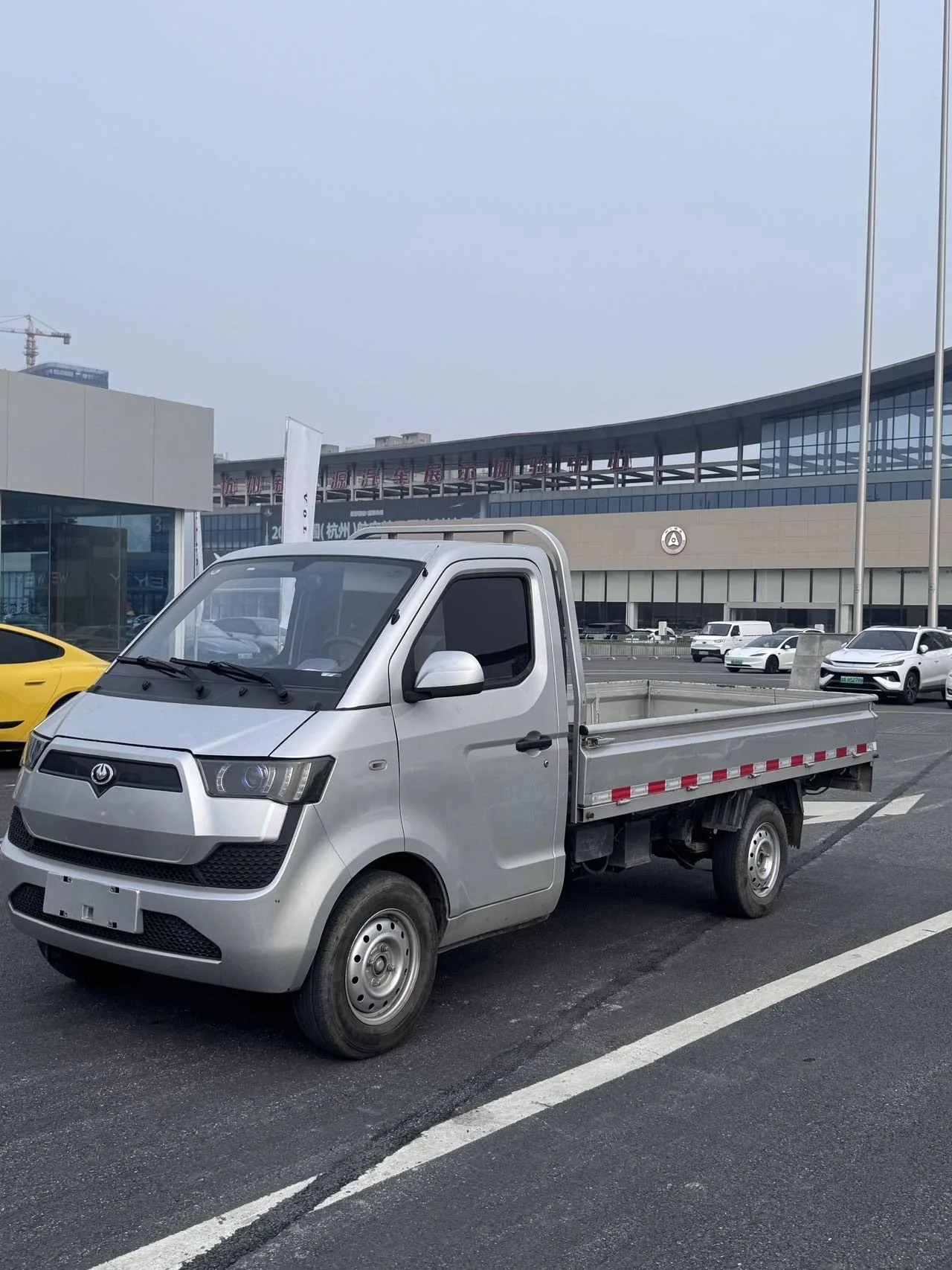Elephant G40 2024 Model G40-L Single-Row All-Electric Flatbed Truck, 41.86 kWh (Wide Cargo Bed)