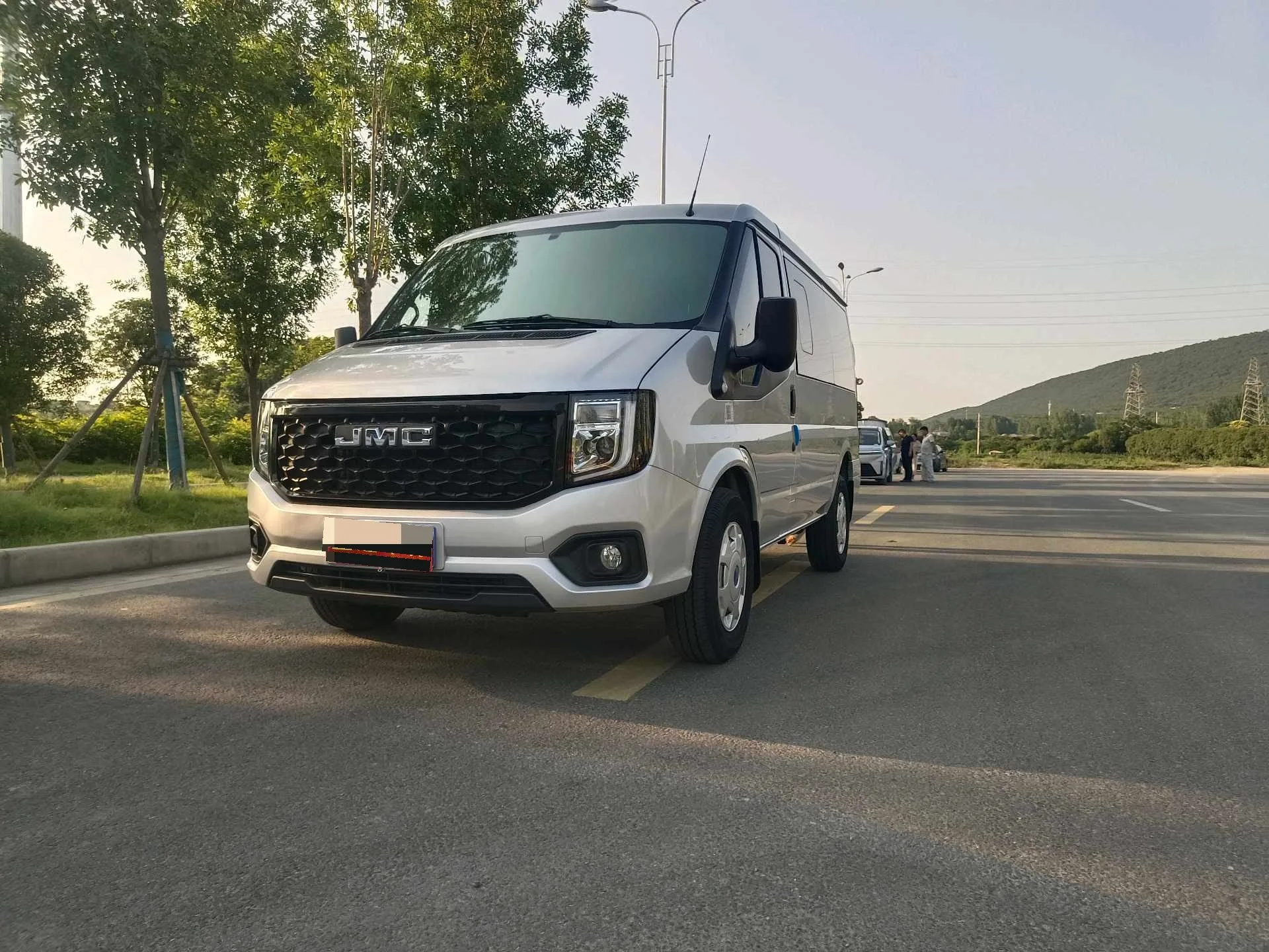 JMC Fushun 2023 Model Year 2.0T Automatic Short-Wheelbase Low-Roof Commercial-Grade Multi-Purpose Passenger Vehicle, 6-Seater, Liftgate