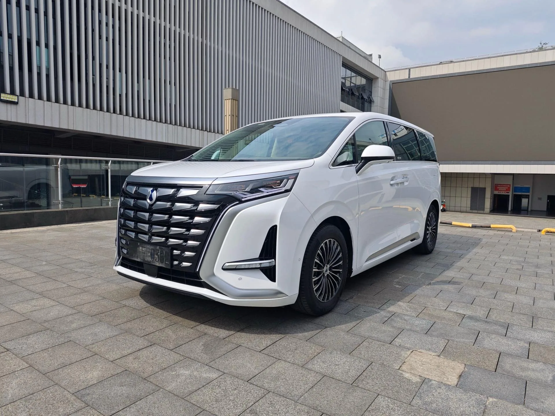 Denza D9 2022 DM-i 970 AWD Flagship Edition