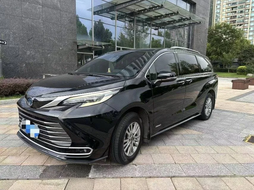 Toyota 2023 Sienna 2.5 CVT Luxury Edition, Automatic Transmission