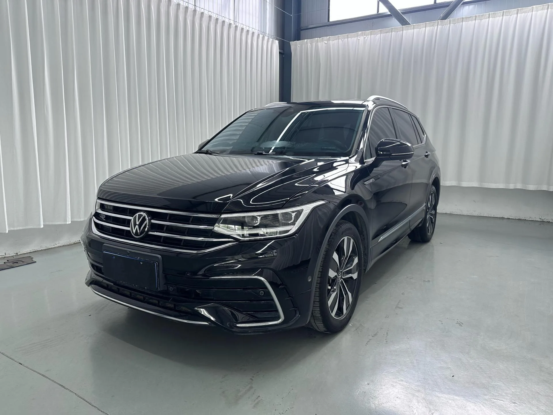 Volkswagen 2023 Tiguan L R-Line 2.0TSI 330TSI 2WD R-Line Premium Edition (Facelift) Automatic Transmission