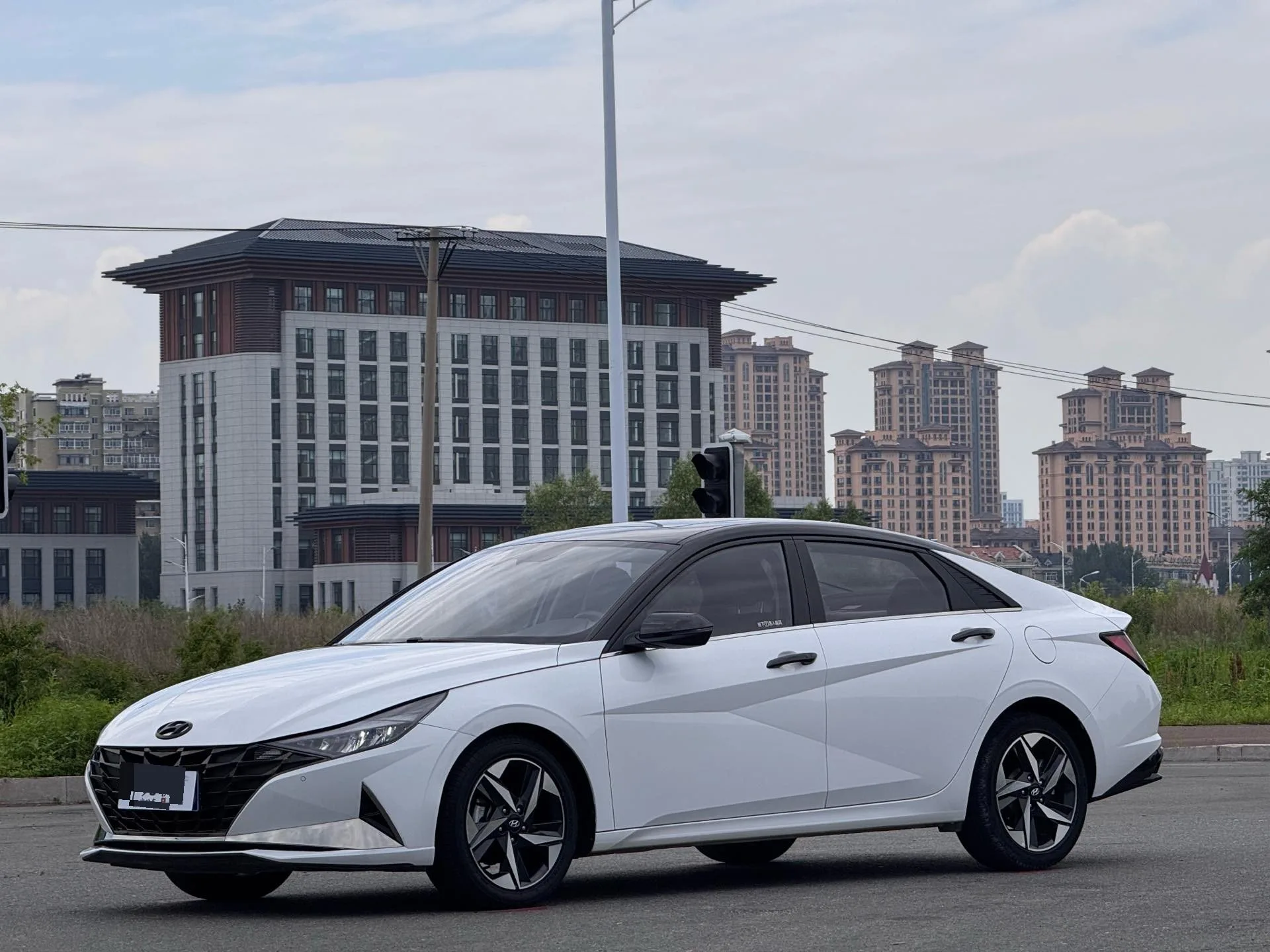 Hyundai Elantra 2022 1.5L CVT LUX Premium Edition