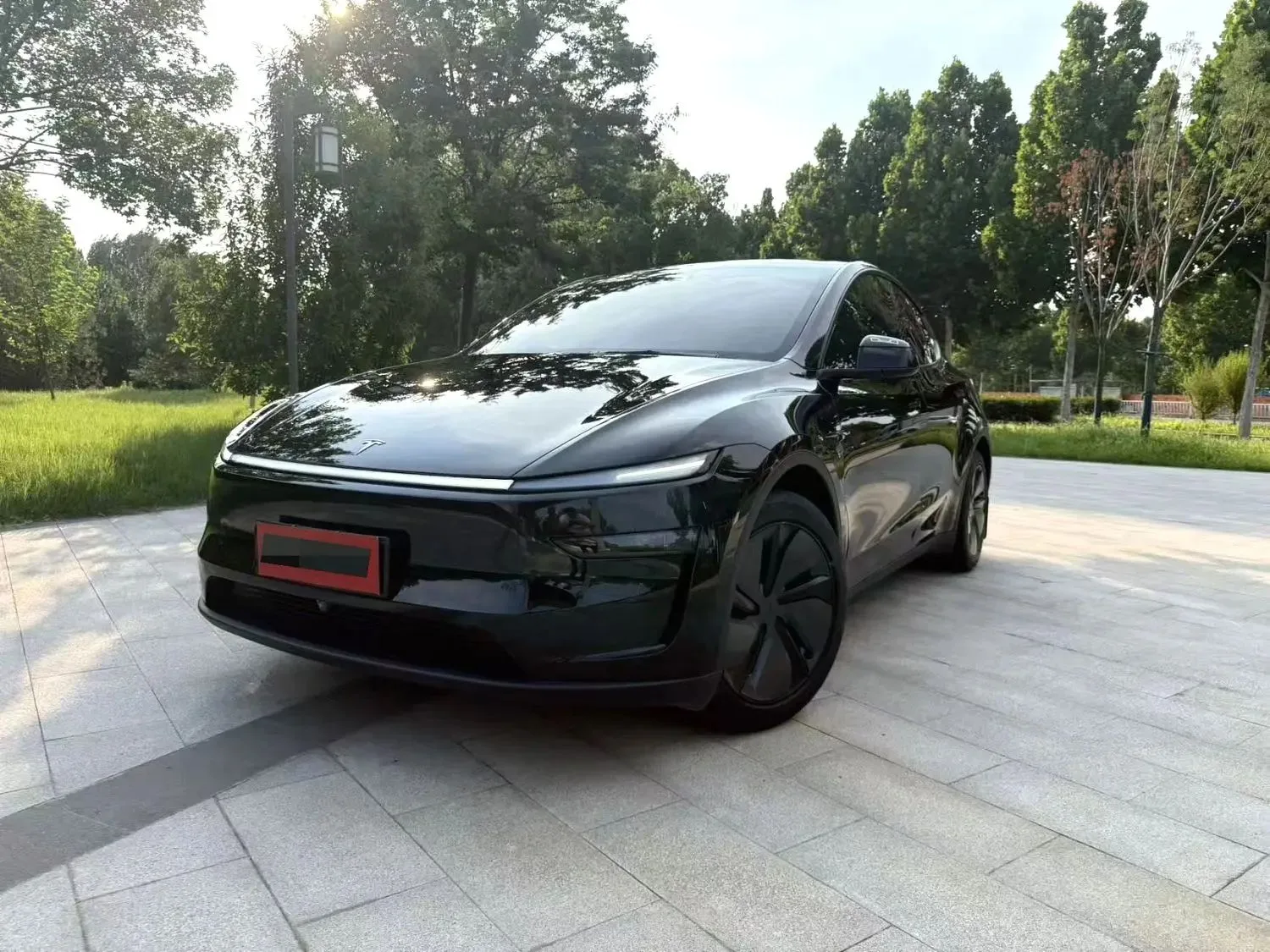 Tesla 2025 Model Y Rear-Wheel Drive Automatic