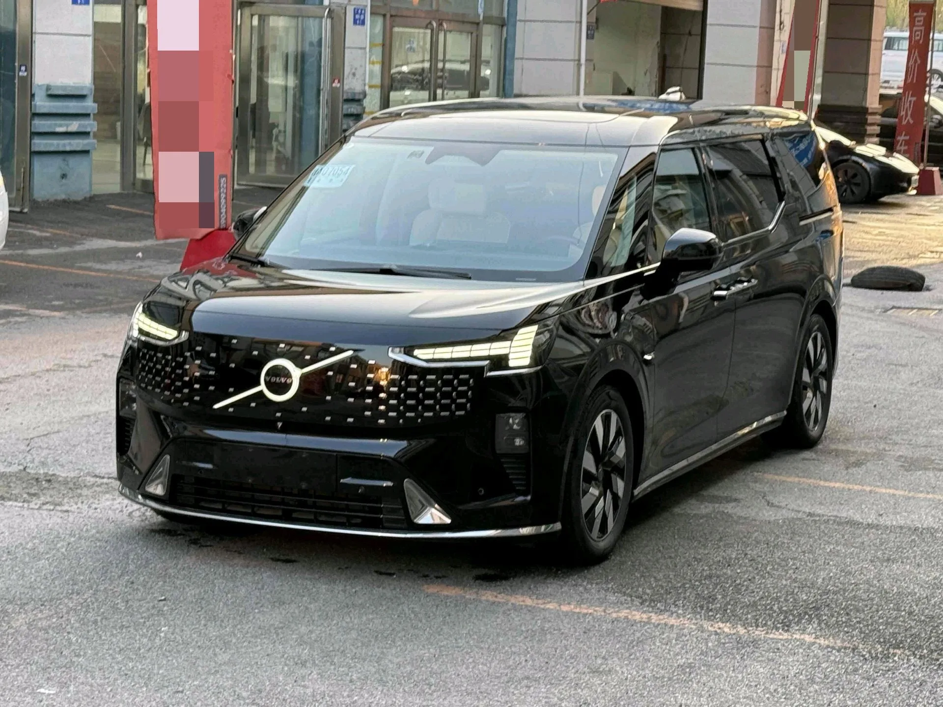 Volvo EM90 2025 Ultra 6-seater