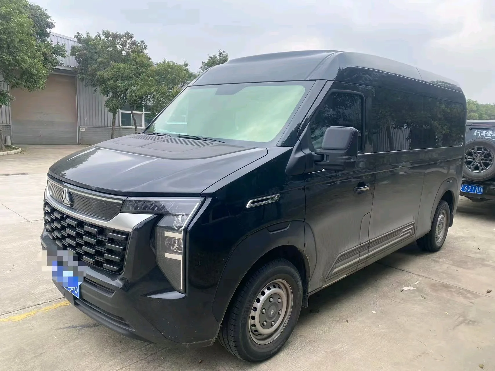 Sinotruk 2025 Pioneer Official V 2.0T Multi-functional PRO Edition, Mid-wheelbase, Mid-roof, Automatic Transmission