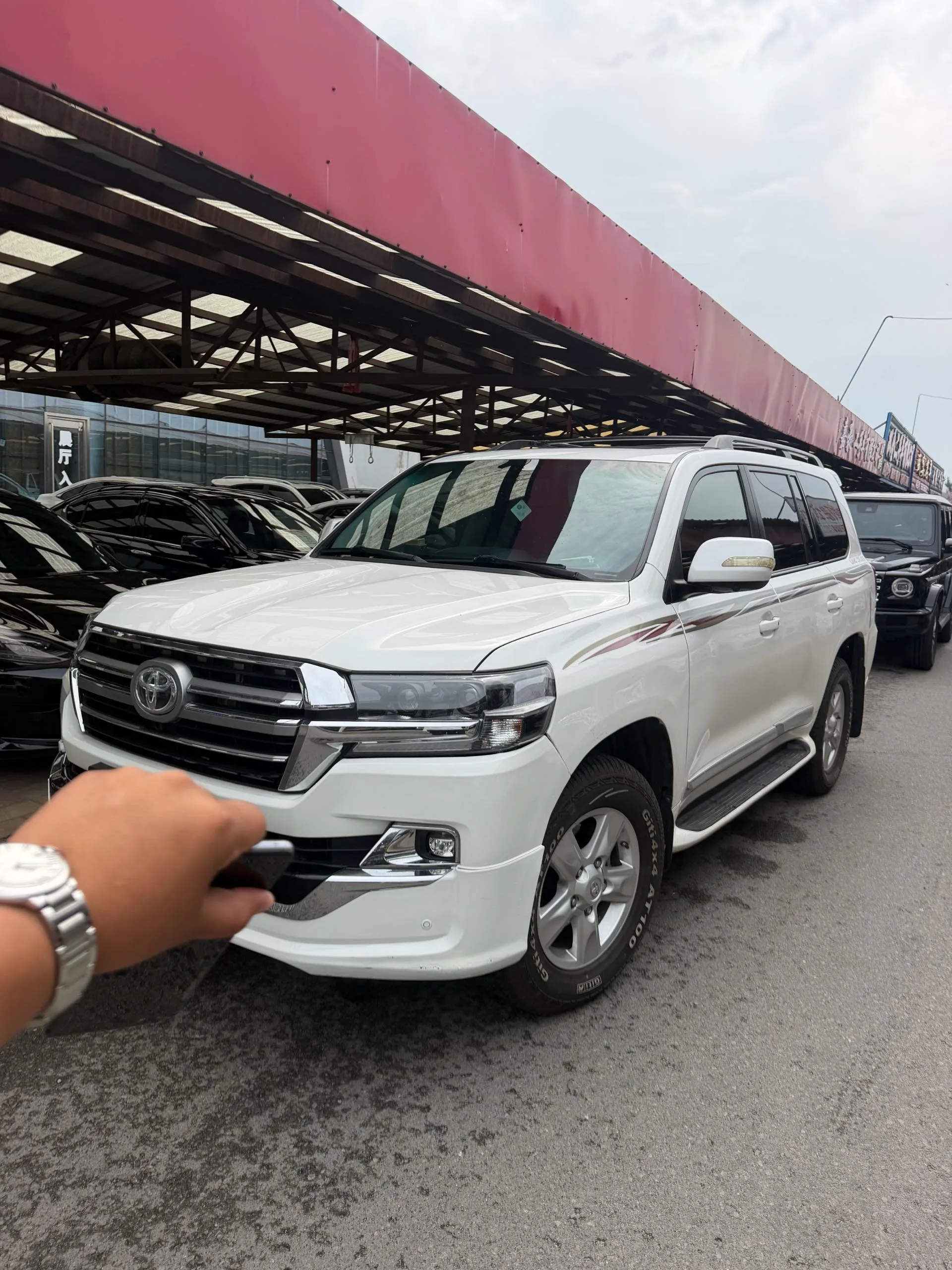Toyota Land Cruiser (Imported) 2010 Model Year Land Cruiser 5.7 Luxury Edition, Automatic Transmission