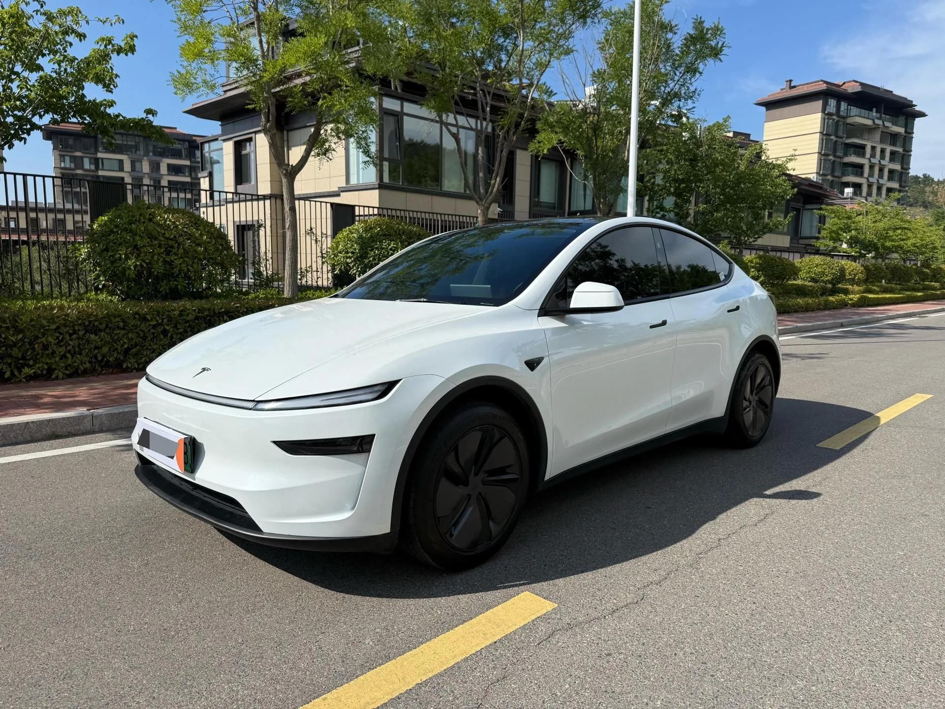 Tesla 2025 Model Y Rear-Wheel Drive Automatic