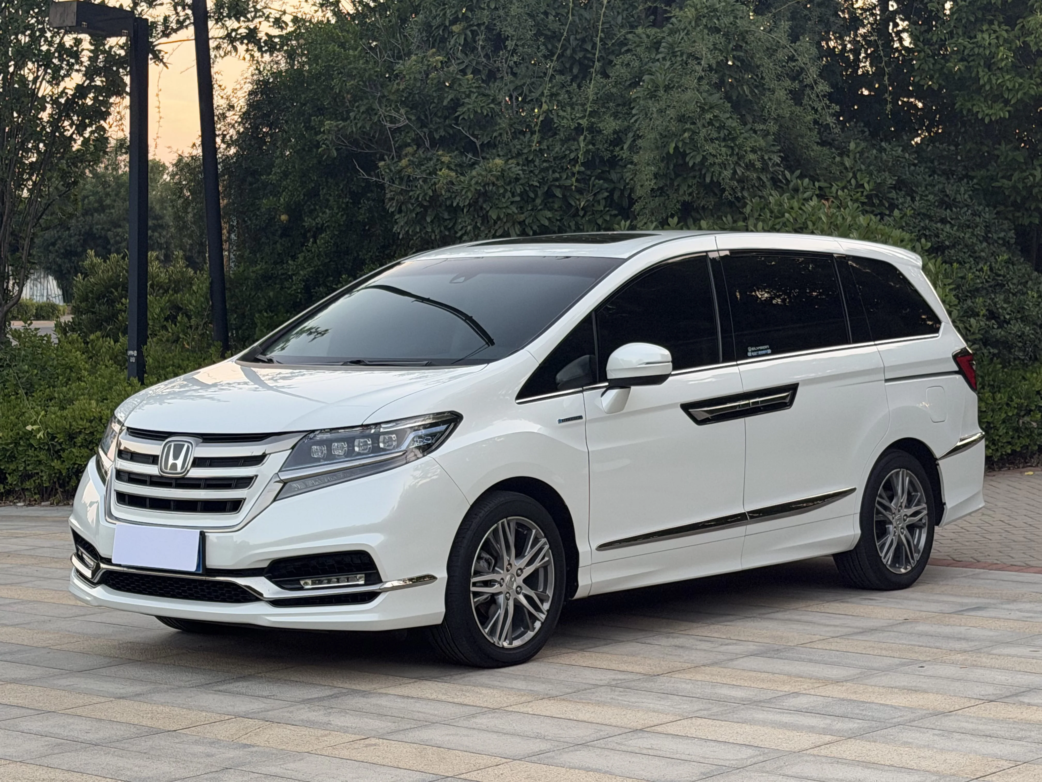Elysion 2019 2.0L Hybrid Luxury Edition