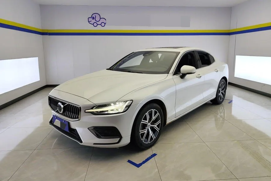2025 Volvo S60 B4 Smart Comfort Luxury Edition
