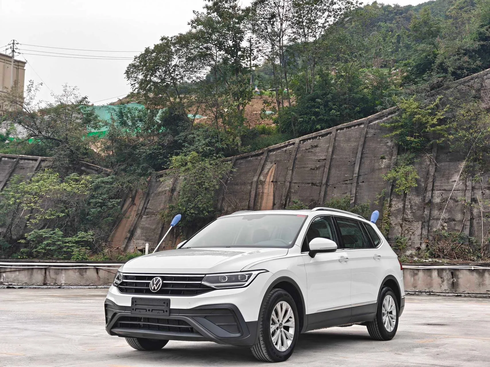 Volkswagen 2025 Tiguan L 1.5TSI 300TSI Outstanding Edition 2WD Dragon Edition Automatic Transmission