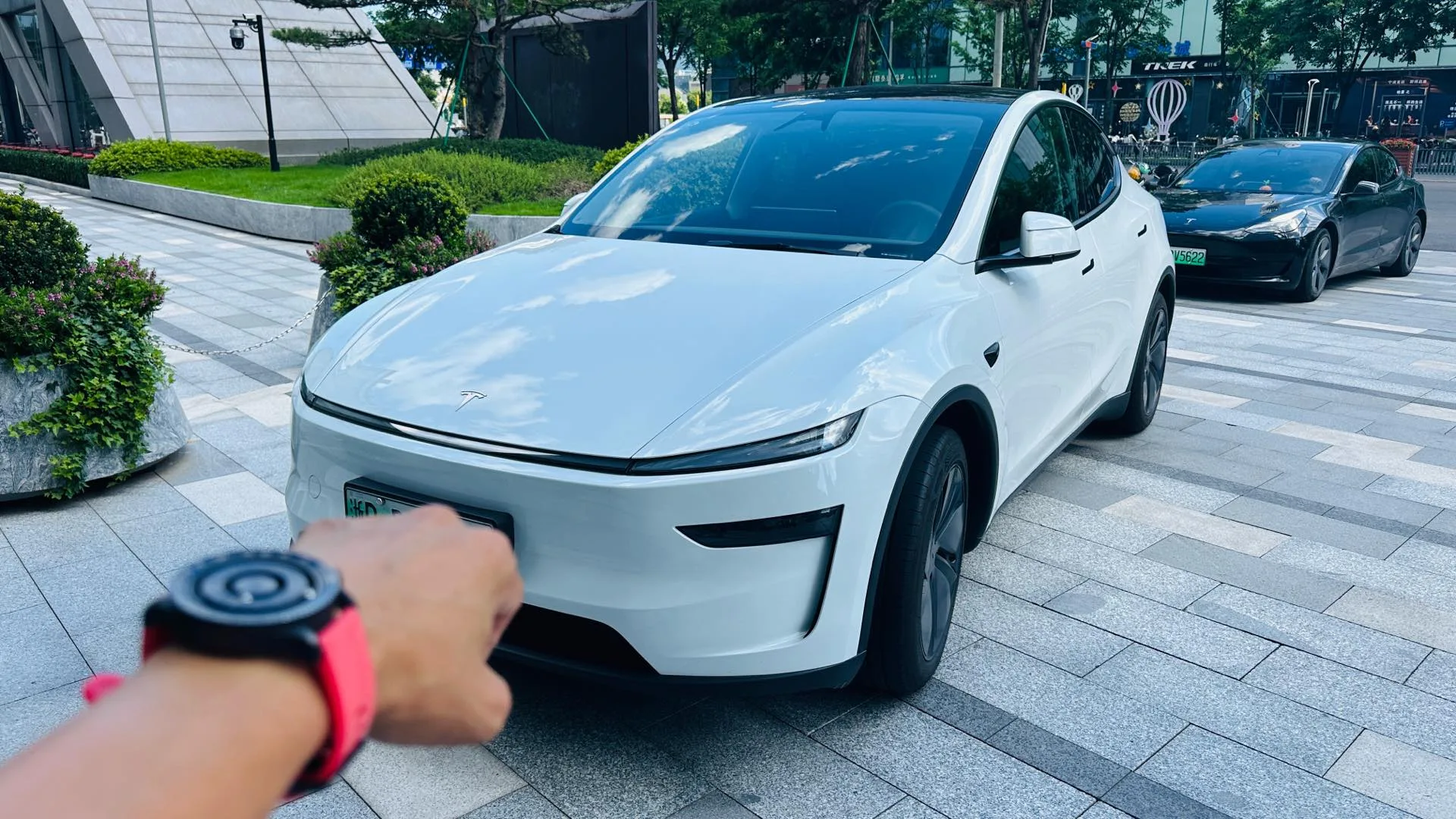 Tesla 2025 Model Y Rear-Wheel Drive Automatic